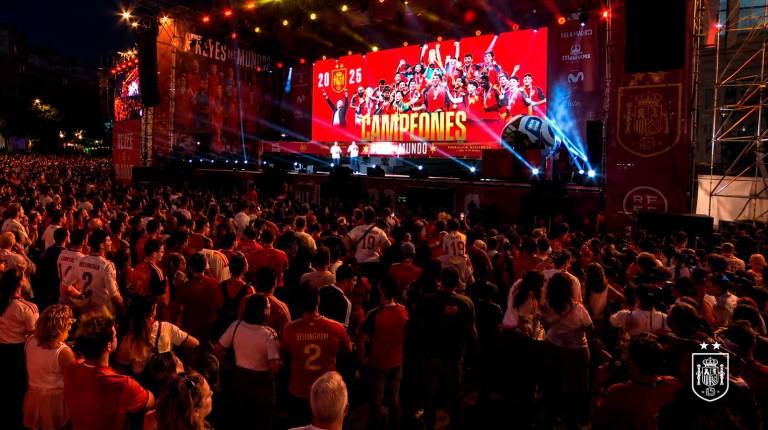 <i>Celebración multitudinaria en Cibeles. / RTVE. </i>