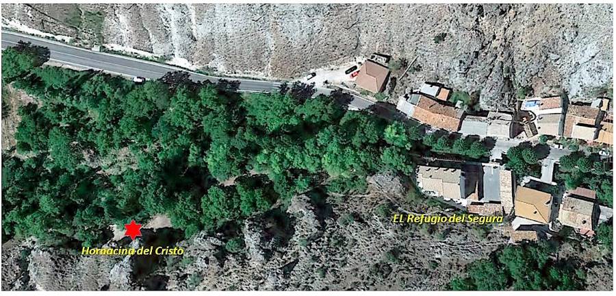 <i>Fotografía aérea del año 2017 donde se aprecia la ubicación de la hornacina del Cristo, así como la alameda y el río Segura.</i>