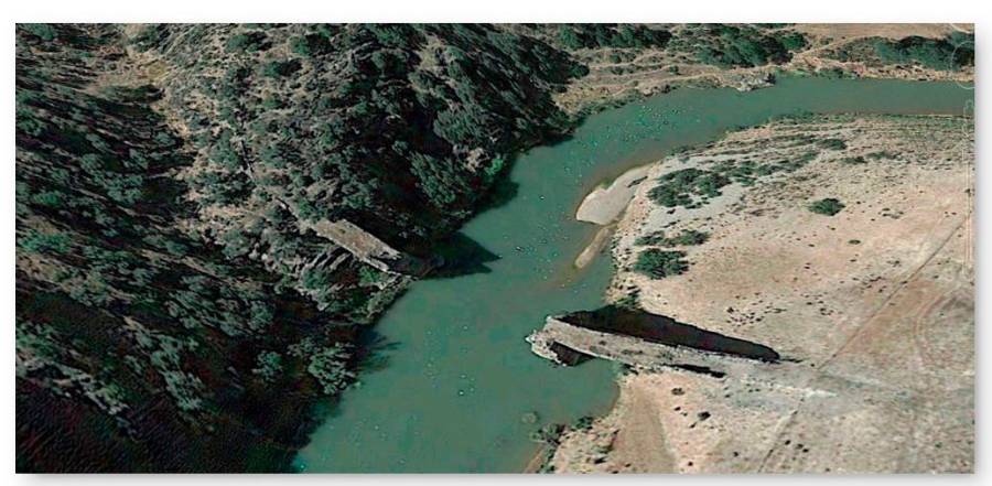 <i>Vista aérea de los restos del puente sobre el río Guadalmena.</i>