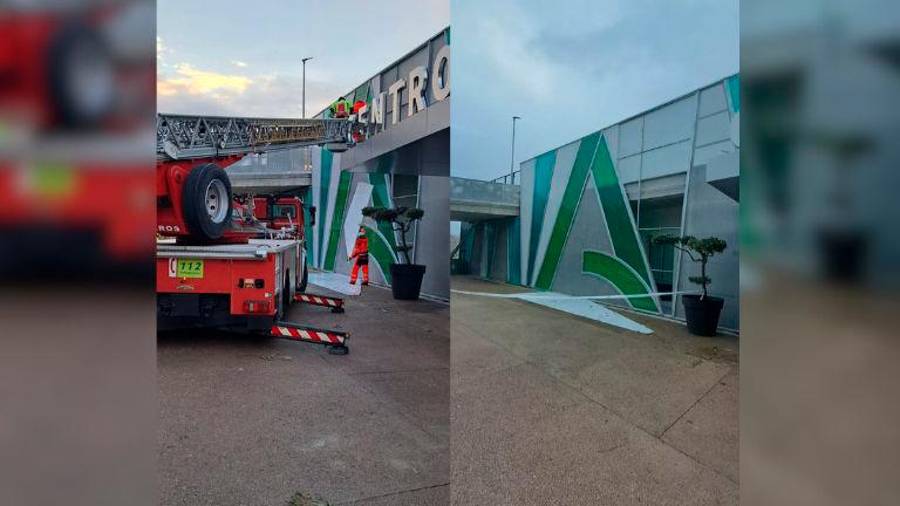 $!Se desprende una placa de metacrilato de la fachada del Centro de Salud de la Alameda por el viento