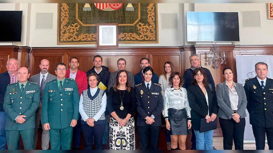 <i>Participantes en la reunión de coordinación del dispositivo contra robos de aceituna. / Subdelegación del Gobierno en Jaén.</i>