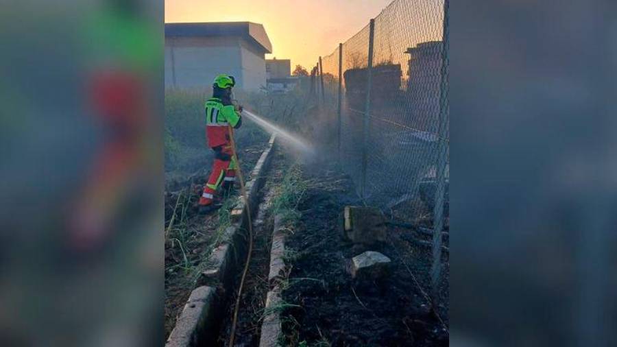 $!<i>Intervención de los Bomberos de Andújar en el barrio de La Paz. / Bomberos de Andújar.</i>