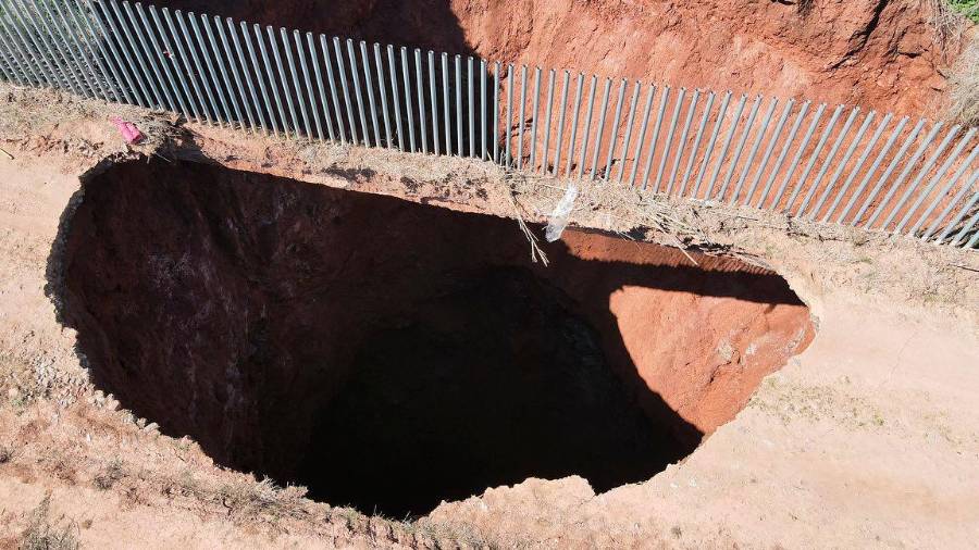 <i>Detalle de cómo ha quedado la valla perimetral sobre el gran hueco. / Bomberos de Linares.</i>