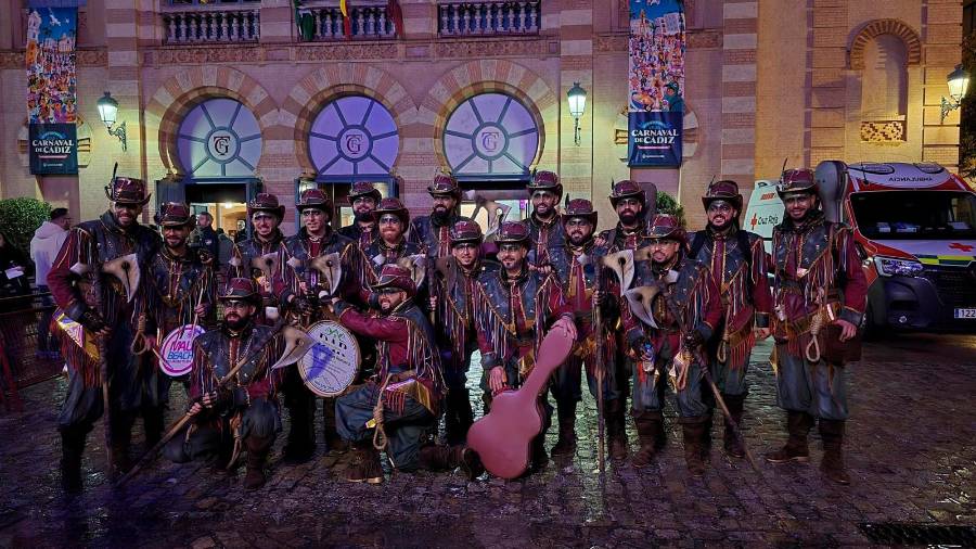 $!<i>Los componentes de la comparsa “El Verdugo”, junto a la fachada del Gran Teatro Falla de Cádiz. / Diario JAÉN.</i>