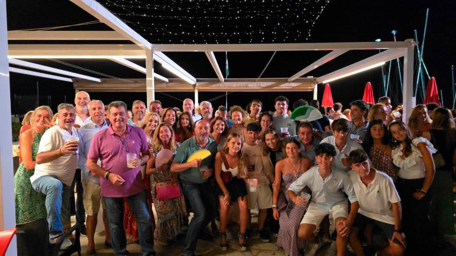<i> Familias enteras, prácticamente de toda Andalucía, se citan en un rincón del municipio malagueño para disfrutar de una tradición: el concierto de Transistores. </i>