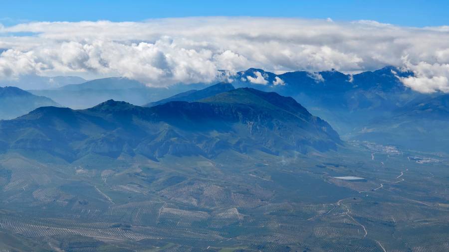 $!<i><b>A VISTA DE PÁJARO.</b></i><i> Las nubes de otoño acarician el cordal de Sierra Mágina en una imagen tomada desde un avión ultraligero.</i>