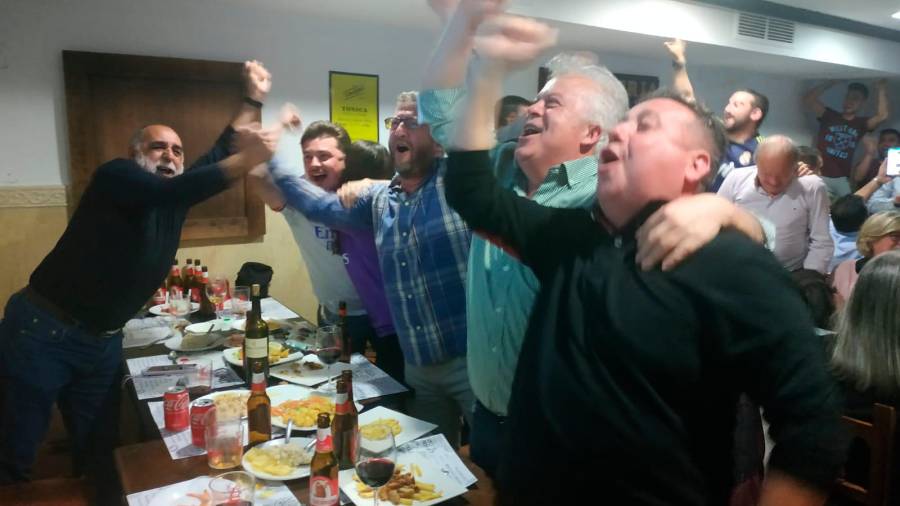 <i>Miembros de la Peña Madridista Xauen de Jaén celebran un gol del Real Madrid ante el Manchester City.</i>