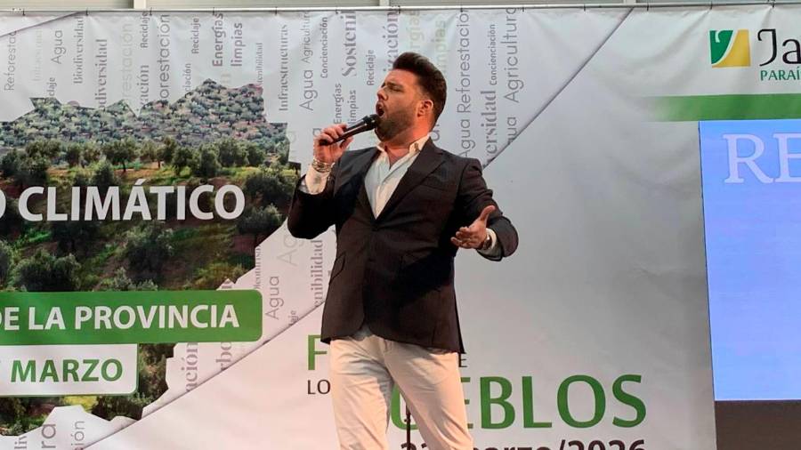 <i>Sergio Fábregas durante su actuación al final de la gala. / J. Moyano.</i>