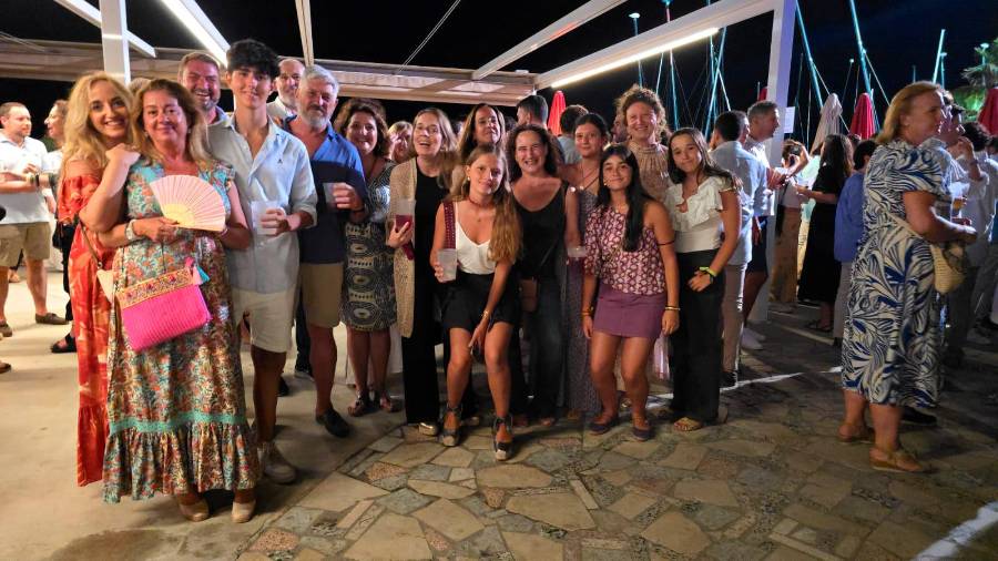 <i> Familias enteras, prácticamente de toda Andalucía, se citan en un rincón del municipio malagueño para disfrutar de una tradición: el concierto de Transistores. </i>