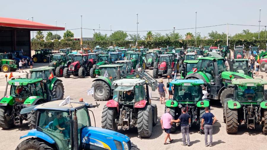 Agricultores con un millar de tractores reclaman alivio para los costes de producción