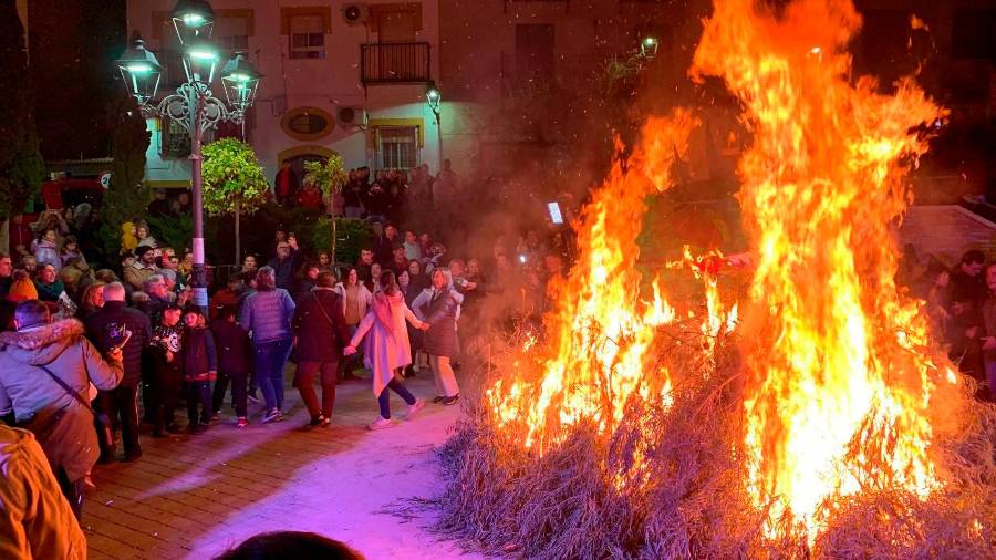<i>Imagen de archivo de un grupo de personas bailando melenchones en torno a una lumbre de la Noche de San Antón. / Ayuntamiento de Jaén.</i>