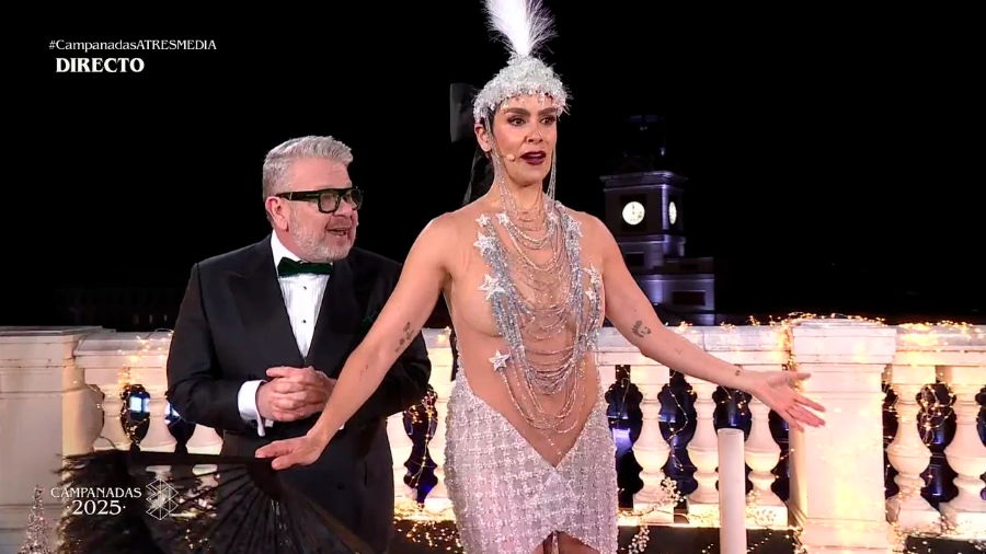 <i>Alberto Chicote y Cristina Pedroche, revelando el vestido de debajo, durante las Campanadas de Atresmedia 2025. / Atresmedia.</i>