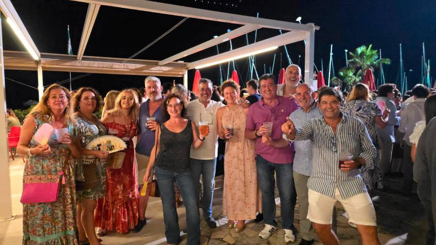 <i> Familias enteras, prácticamente de toda Andalucía, se citan en un rincón del municipio malagueño para disfrutar de una tradición: el concierto de Transistores. </i>