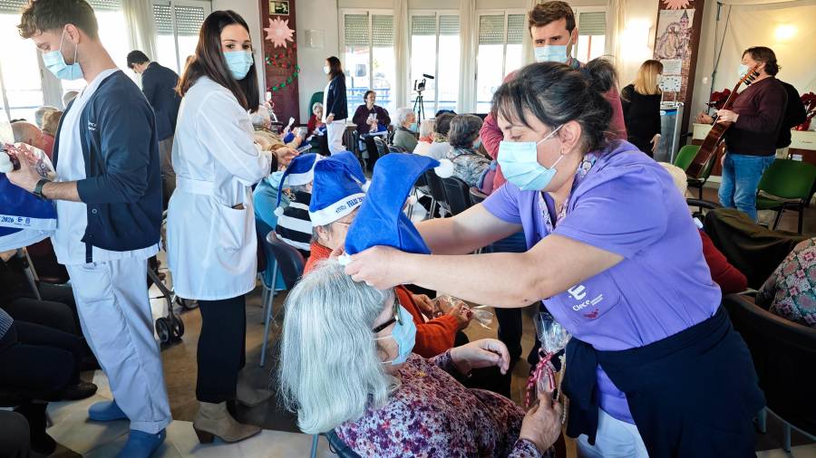 Gorros para alegrar corazones en la Residencia de Nuestra Señora de las Mercedes de Alcalá la Real