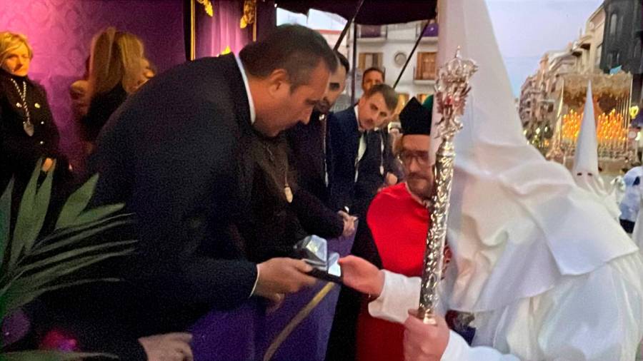 <i>Eluterio Muñoz, presidente del Consejo de Administración de Diario JAÉN, S.A. entrega un pisapapeles de Diario JAÉN al hermano mayor de la cofradía, Jesús de Torres.</i>