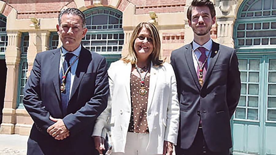 <i>Raúl Caro (Cs), a la postre alcalde; Ángela Isac (PP) y Javier Bris (Cilu-Linares) formaron el tripartito de Gobierno en Linares.</i>
