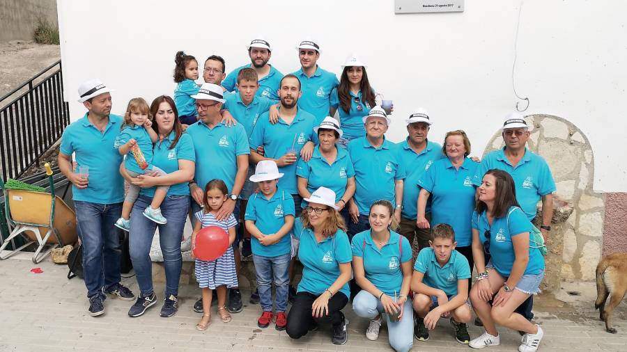 <i>Luis Parra Parra —cuarto por al derecha en la segunda fila— con su familia en las Fiestas de Marchena de 2019, en la plaza que lleva su nombre.</i>