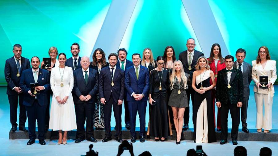 <i>Foto de familia de todos los galardonados junto al presidente de la Junta, Juanma Moreno, y al presidente del parlamento andaluz, Jesús Aguirre. / Junta de Andalucía.</i>