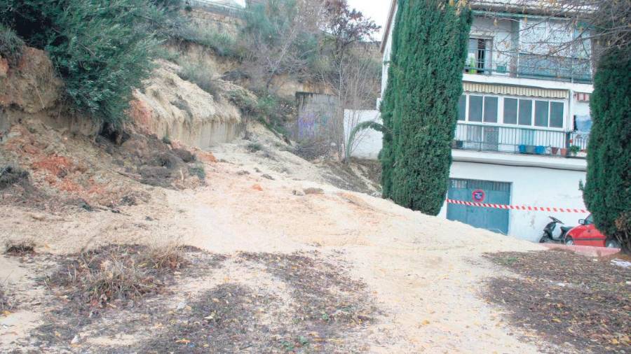 $!<i> Desprendimientos de tierra en la calle Alcalde Cancio Uribe, junto a la casa número 17, en el barrio de La Alcantarilla. / Archivo Histórico de Diario JAÉN.</i>