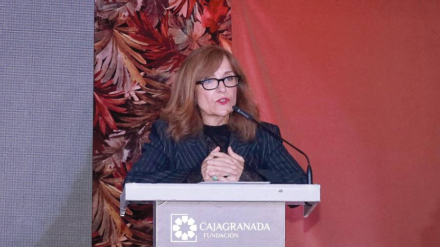 $!<i>La escritora y periodista Elvira Lindo durante la conferencia “En busca de una voz propia”. / Jason Moyano / Diario JAÉN.</i>