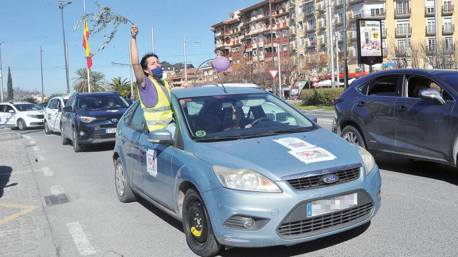 <i>Vehículos en la caravana de protesta organizada pro Jaén Merece Más el 14 de febrero de 2021. / Diario JAÉN</i>