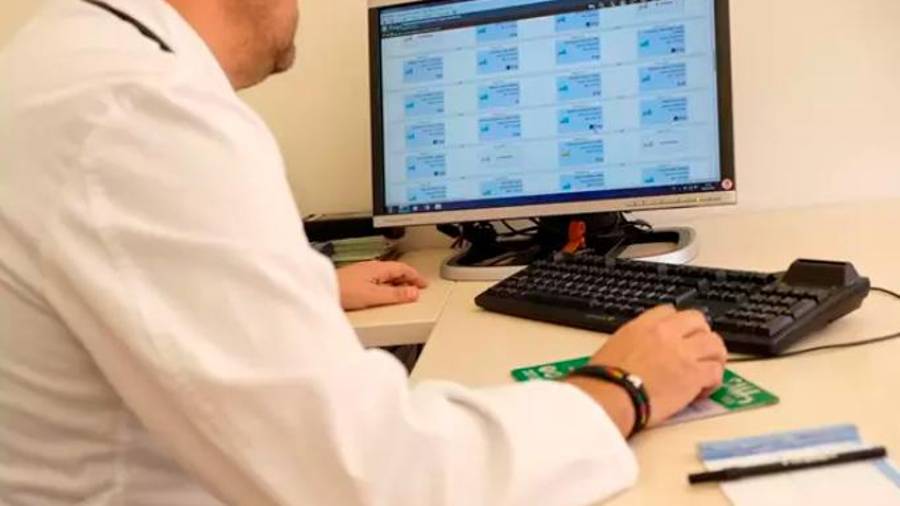 <i>Un médico andaluz en su consulta. / Archivo Europa Press.</i>