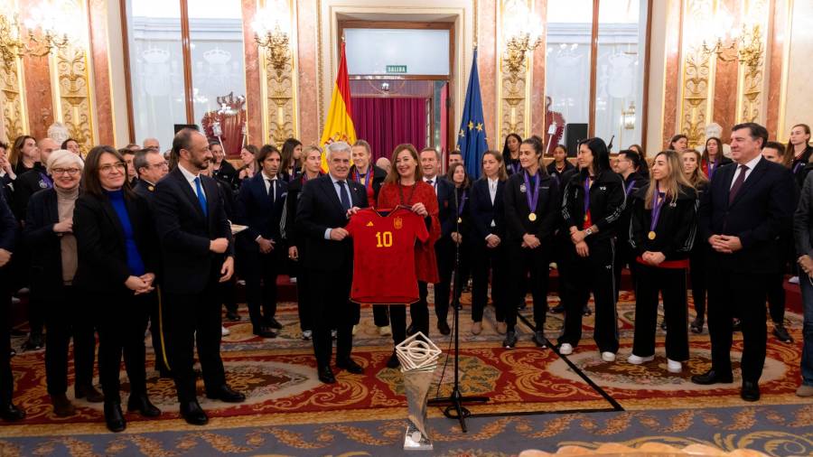 <i>La selección femenina de fútbol en el Congreso de los Diputados. </i>