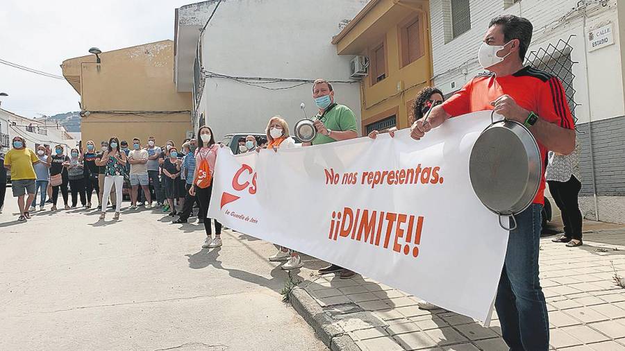 <i>Militantes de Cs protestan contra la moción de censura con una pancarta y una cacerolada (Manu Ibáñez).</i>