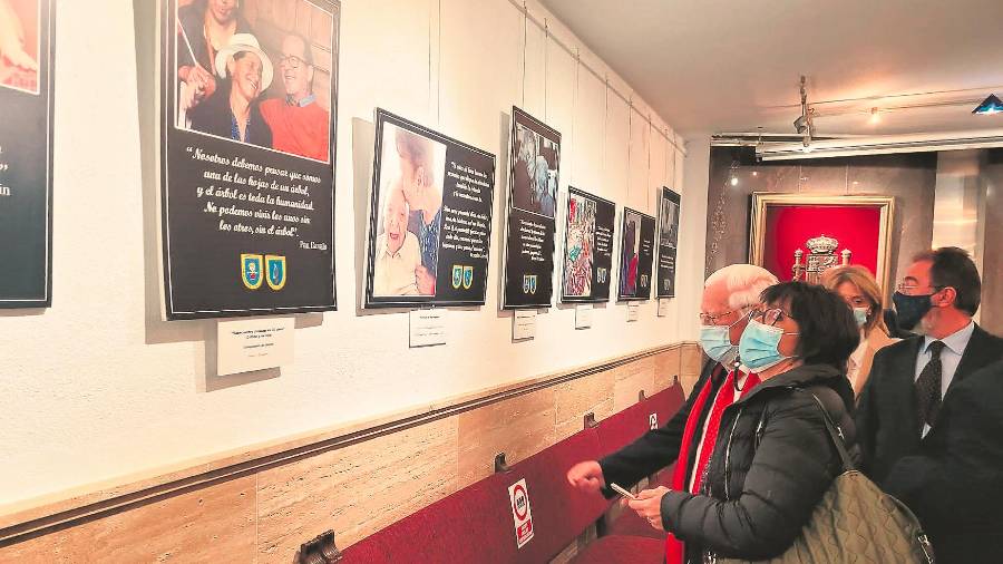 <i>El padre Ángel visita la exposición acompañado de Paqui Fuentes (Edad Dorada) y Javier Pulido.</i>