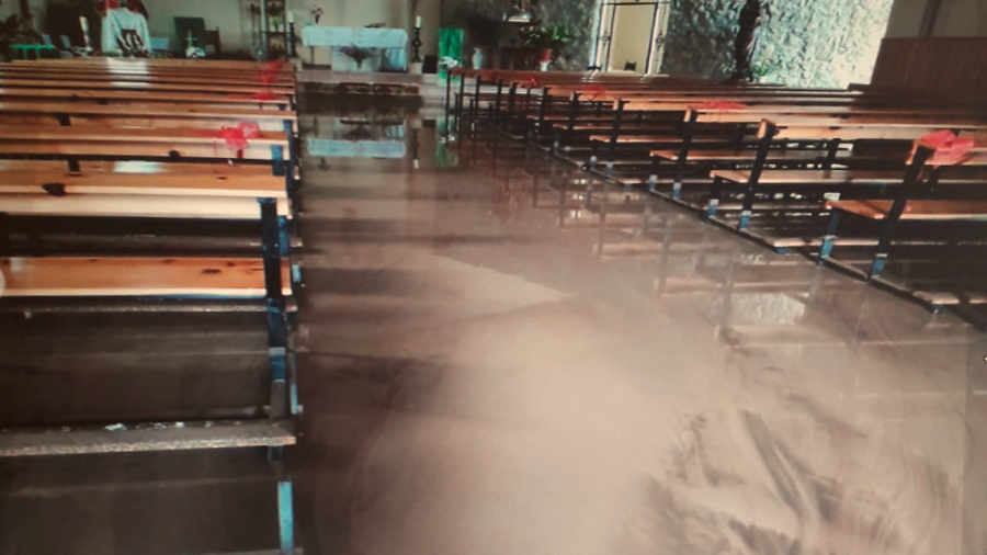Burunchel: Inundación en la iglesia y vehículos enterrados en lodo
