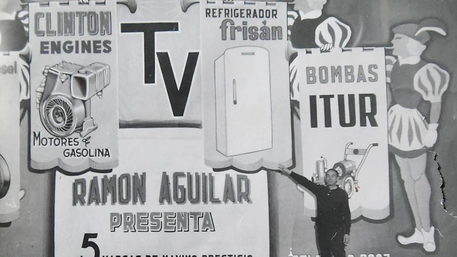 <i>Enrique López muestra el telón repleto de publicidad / Álbum familiar.</i>