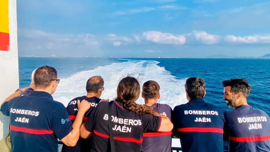 <i>Los bomberos de Jaén en el ferry que les ha llevado a Ceuta. / Bomberos de Jaén.</i>