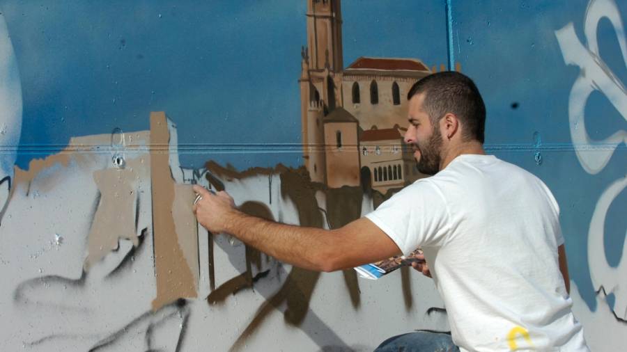 <i>Belin con un mural, cuando protagonizó el reto de Diario JAÉN de pintar en diez ciudades por su 70 aniversario.</i>