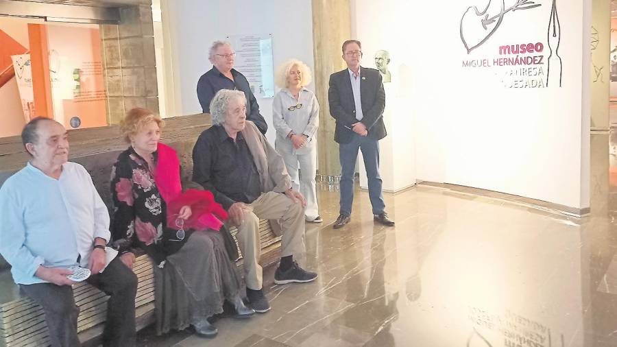 <i>Paco Ibáñez y sus acompañantes visitan el Museo Miguel Hernández en Quesada.</i>