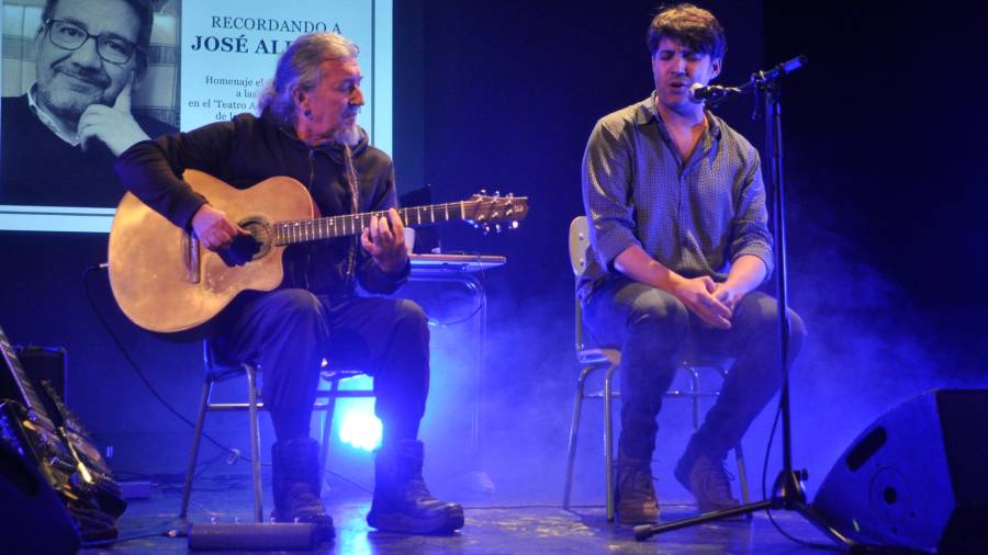 <i>Pedro Peinado y Juli García, durante su interpretación de “Yesterdar”. / F. Gaitán / Diario JAÉN.</i>