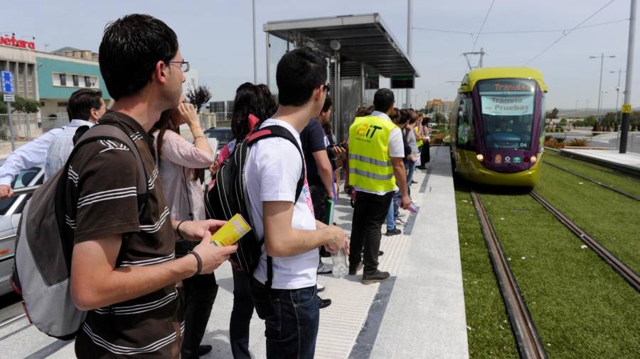 <i>La imagen que quiere ver la ciudadanía: viajeros esperando el tranvía. Viaje en pruebas el 06.05.11 / Agustín Muñoz / Diario JAÉN.</i>