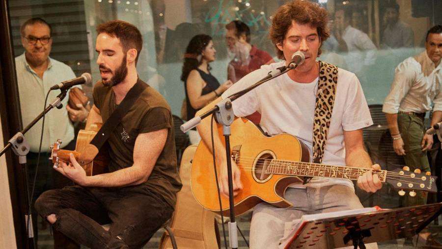 <i><b>Transistores.</b></i><i> Grupo de músicos con más de una década de experiencia y que versiona pop y rock de los años 80 y 90. Exhiben un cuidado repertorio, mayoritariamente en español.</i>