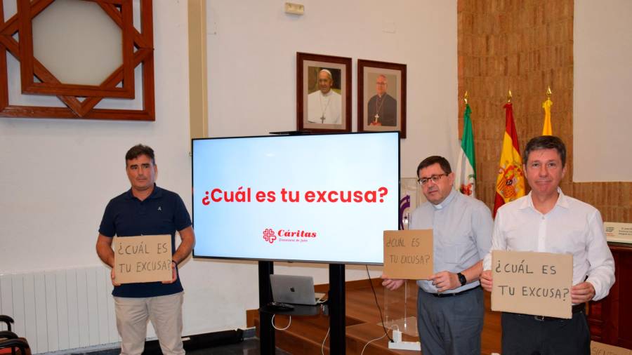 <i>Diego Jiménez, Juan Raya y Rafael Ramos, este jueves, en el Obispado de Jaén. / Cáritas Diocesana de Jaén.</i>