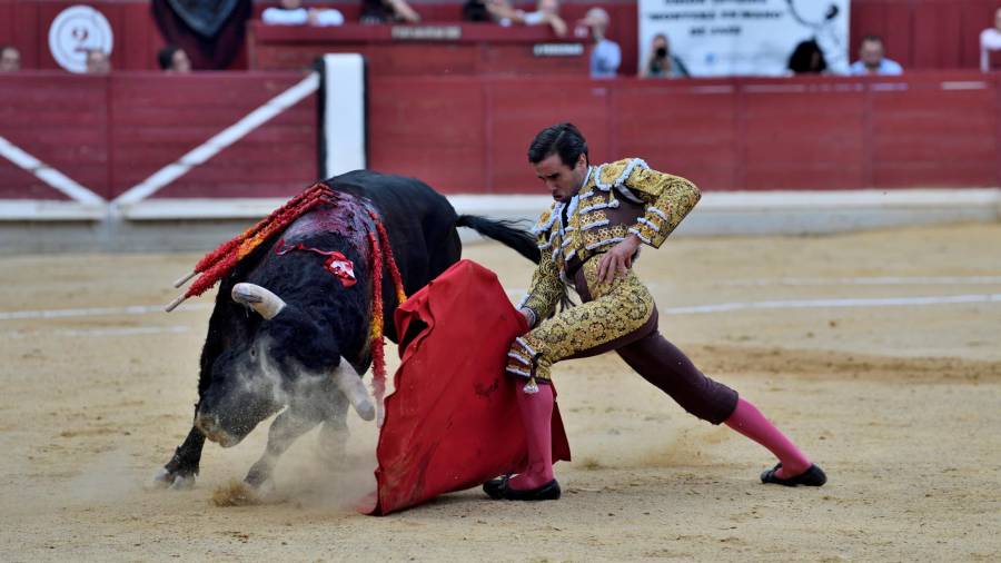 <i>Juan Ortega en el ruedo de la Alameda. / Juande Ortiz.</i>