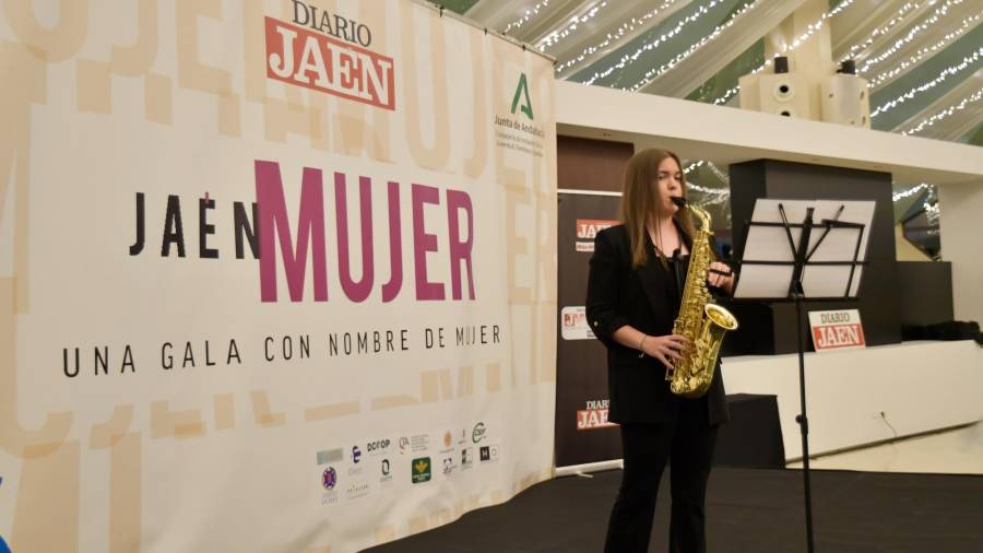 Elena y Natalia ponen el fin a la Gala Jaén Mujer con un toque musical