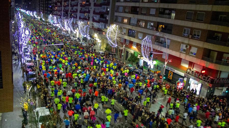 La ciudad arropará con antorchas y 25 lumbres a los 14.000 participantes de la carrera de San Antón