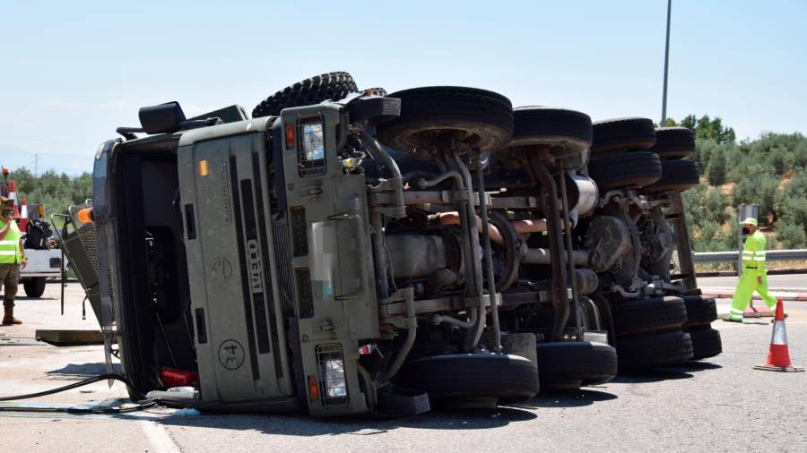 Un camión militar cargado con un tanque vuelca en La Carolina