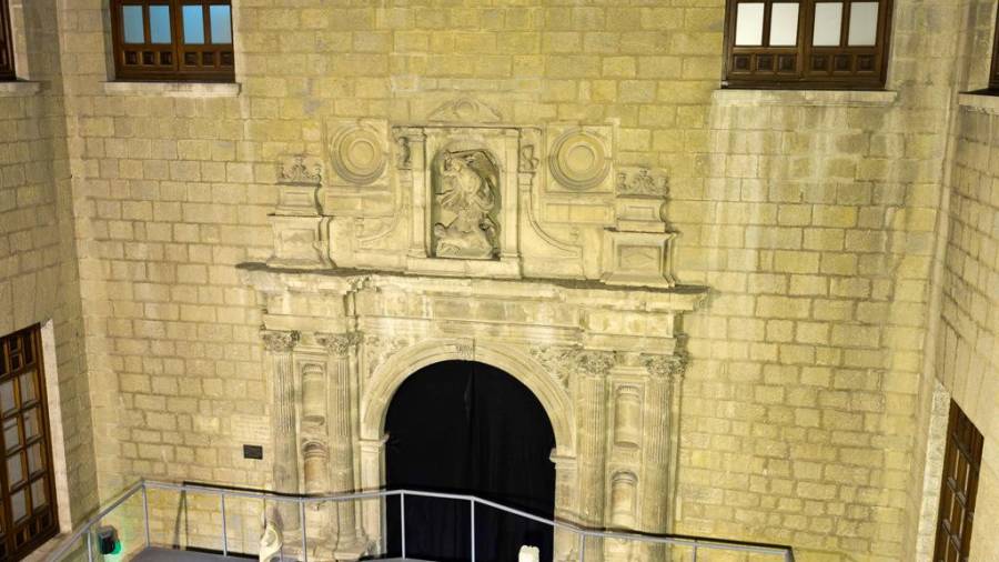 <i>Vista general de la portada ubicada en el interior del Museo de Jaén. </i>
