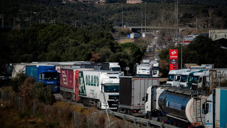 <i>Vehículos circulan en La Jonquera (Girona) tras la reapertura al tráfico de la AP-7 española y la A-9 francesa en la frontera entre ambos países. / Europa Press.</i>