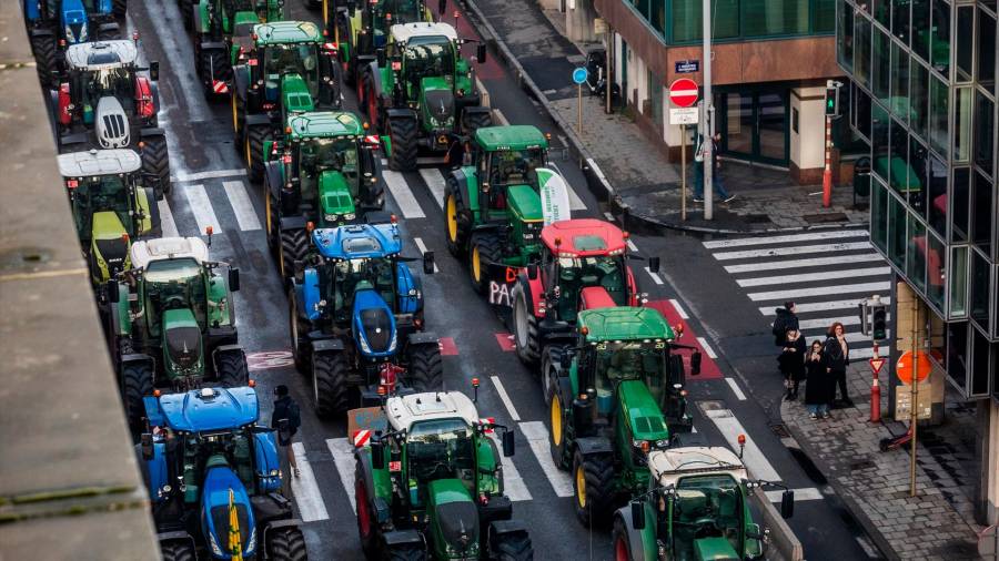 <i>Fila de tractores en la calle Belliard, en Bruselas. / Hatim Kaghat / Belga / dpa / Europa Press. </i>