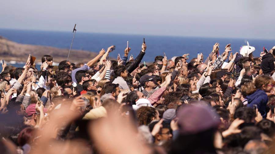 <i>Decenas de móviles fotografían en Castro Urdiales una representación de la Pasión esta Semana Santa. / H. Bilbao / Europa Press.</i>
