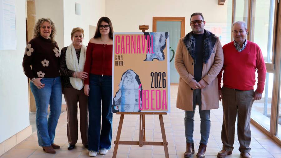 $!<i>Presentación del cartel del Carnaval de Úbeda 2026 de manos de su autora, María Jiménez López. / Ayuntamiento de Úbeda.</i>