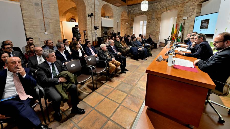 $!<i>Imagen del público que asistió al acto de entrega del reconocimiento otorgado por el Colegio de Ingenieros de Caminos, Canales y Puertos en Jaén. / Juande Ortiz.</i>