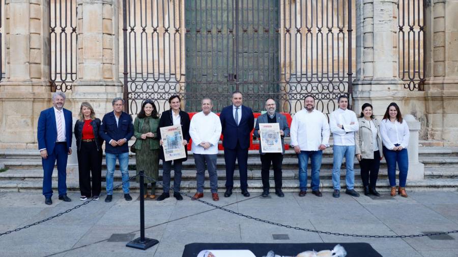 <i>Juan Espejo, Maribel López, Antonio Losa, María Segovia, Agustín González, José Antonio García, Eleuterio Muñoz, José Antonio Sánchez, Manuel Carmona, Antonio González, Dolores Chica y Gema Galián. / Jason Moyano / Diario JAÉN. </i>