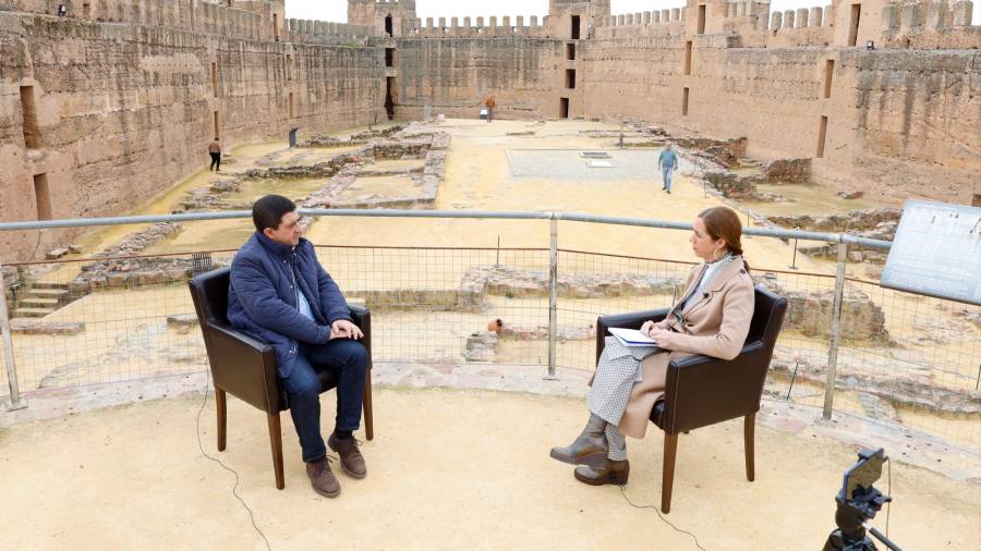 <i>Francisco Reyes Martínez y Manuela Rosa Jaenes, adjunta a la Dirección de Diario JAÉN, en el castillo de Baños de la Encina. </i>